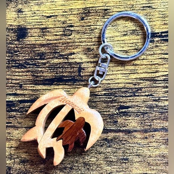 Hawaii Accessories - Hawaii wood carved Honu Turtle silver tone keychain fob *Jewells